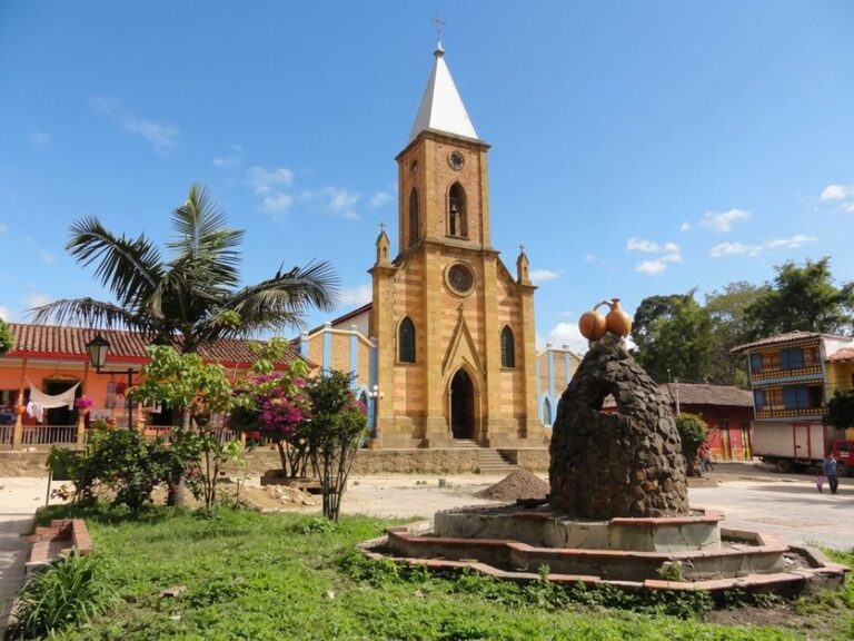 Iglesia y monumento en un municipio de Boyacá