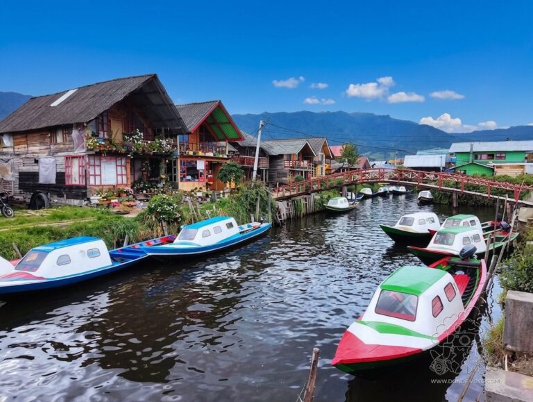 Casas de colores y lanchas en la Laguna de la Cocha