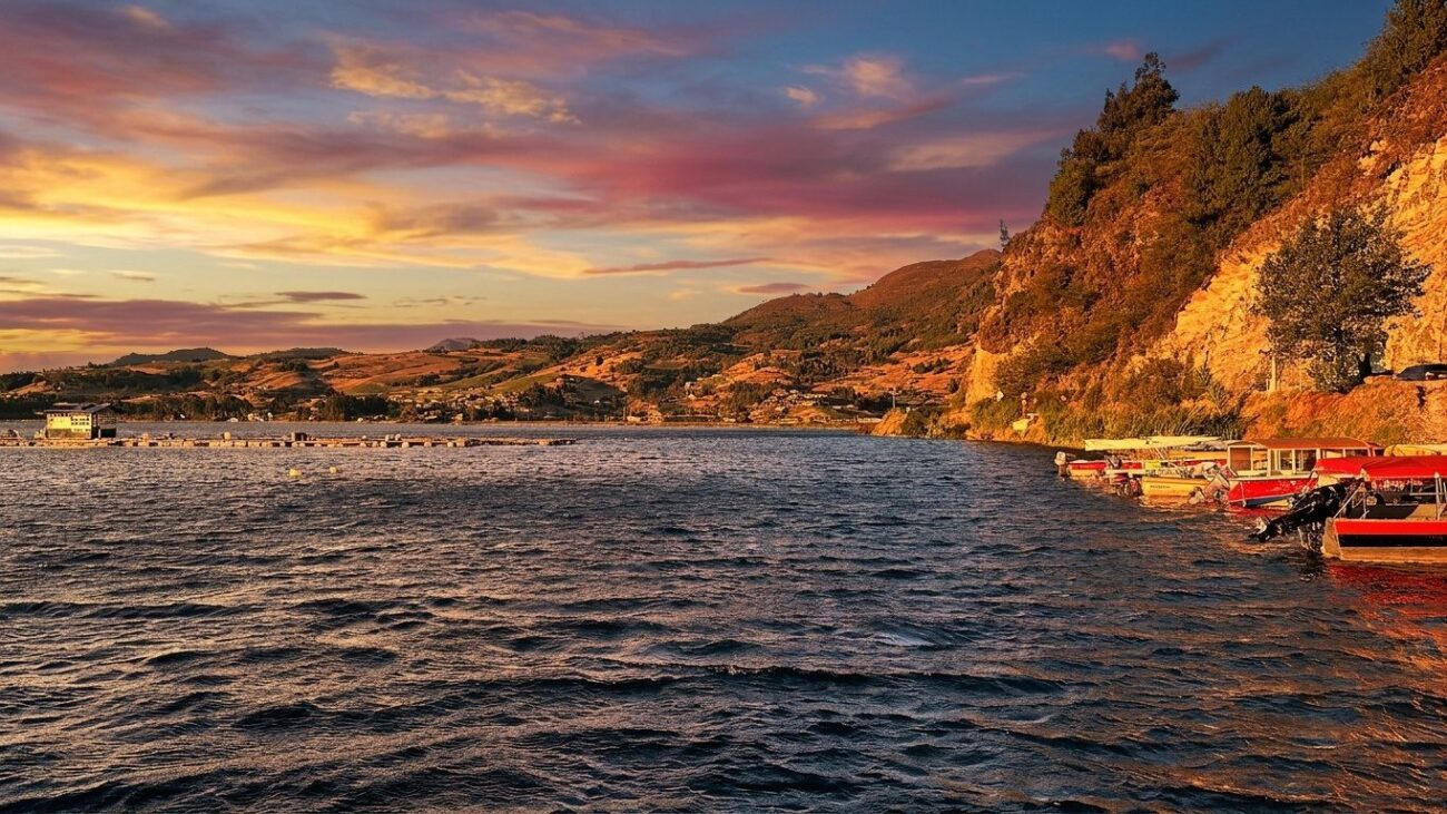 Atardecer en la Laguna de Tota, la más grande de Colombia