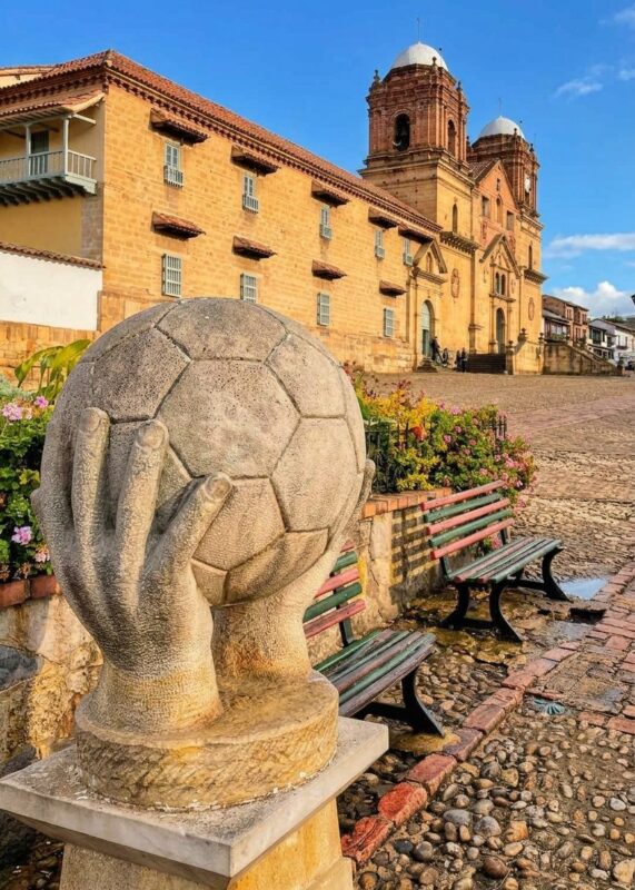 Monumento al balón de cuero en Monguí, Boyacá