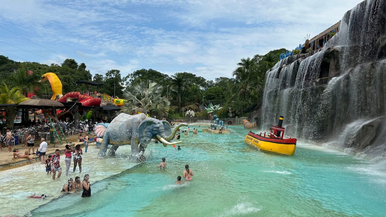 Parque acuático de la Hacienda Nápoles con cascada y elefante